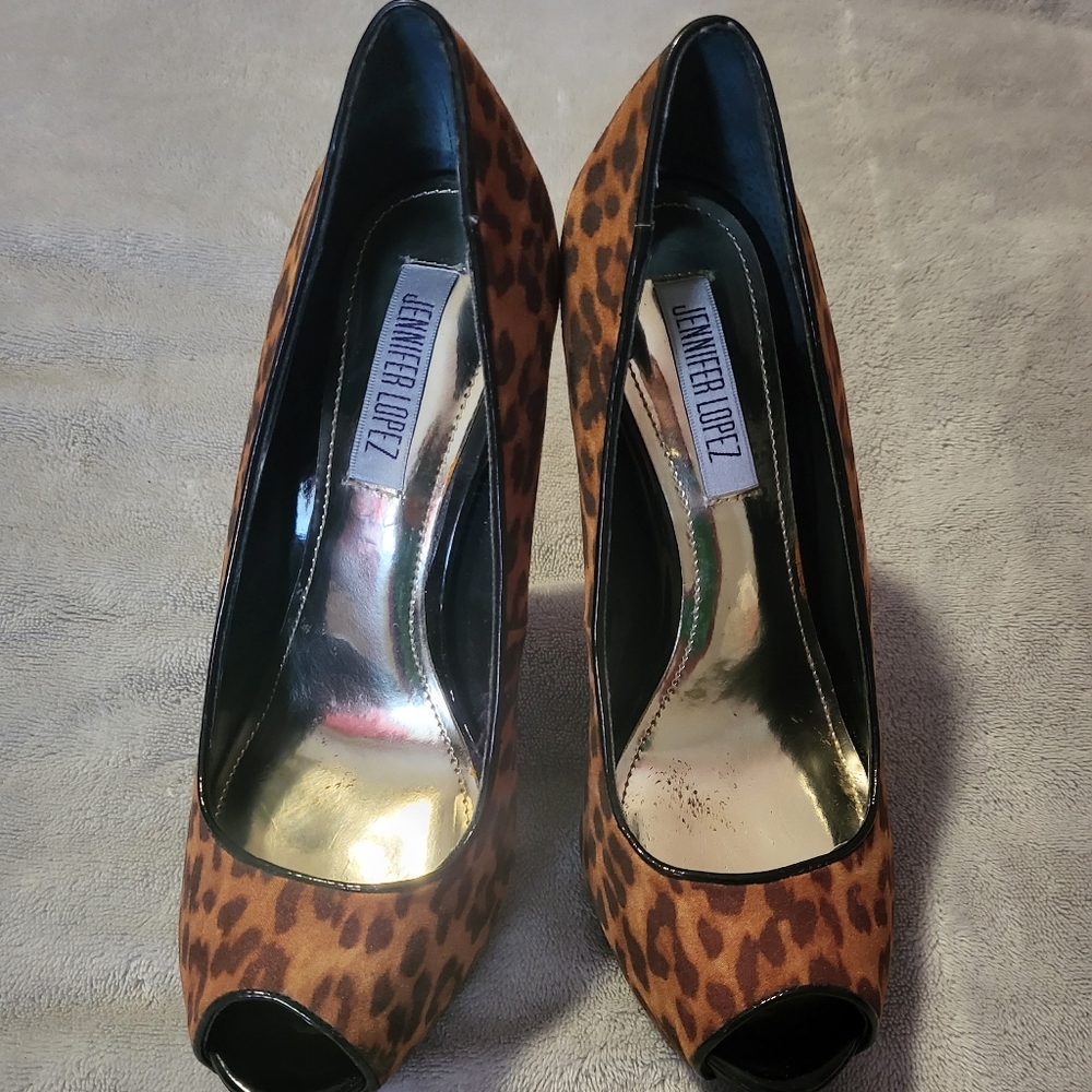 Jennifer Lopez leopard print heels in 7